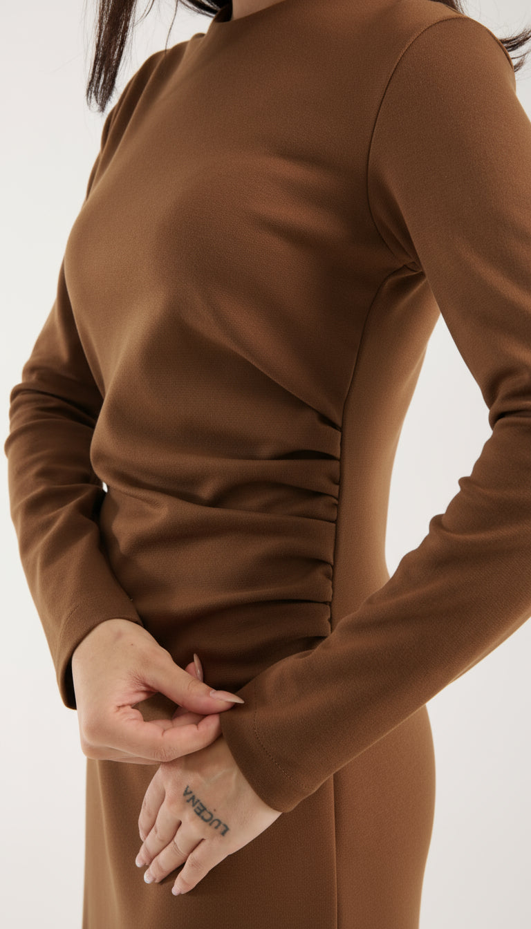 Yan Büzgülü Geniş Omuzlu Midi Elbise