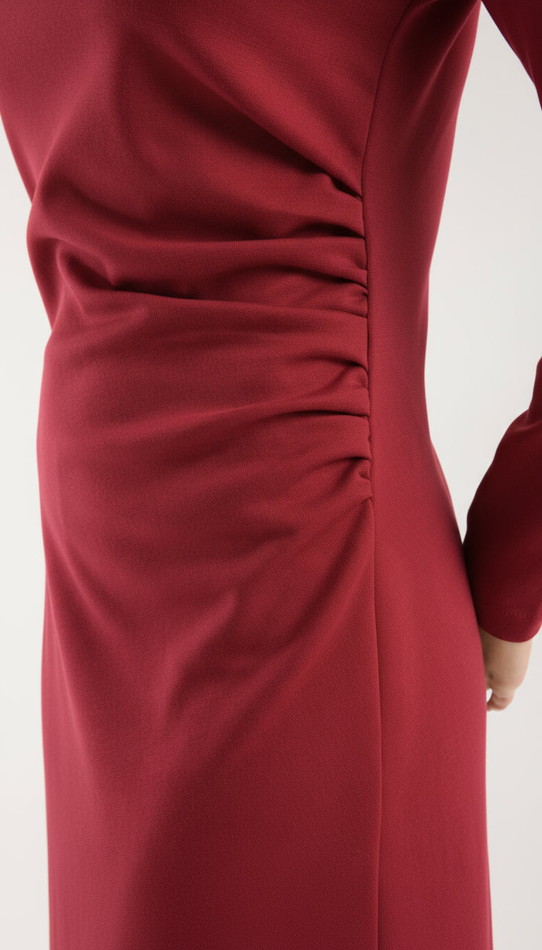 Yan Büzgülü Geniş Omuzlu Midi Elbise