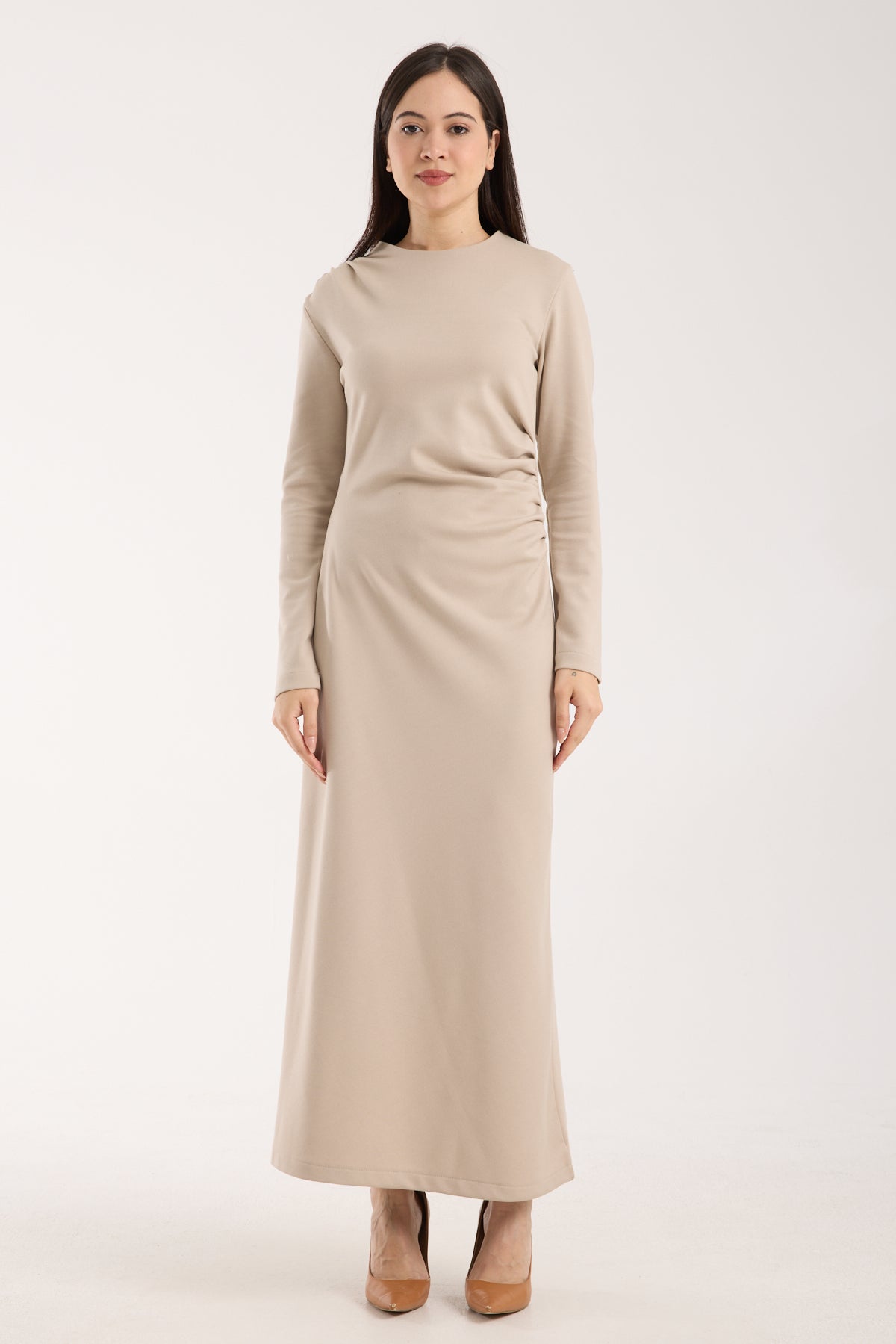 Yan Büzgülü Geniş Omuzlu Midi Elbise