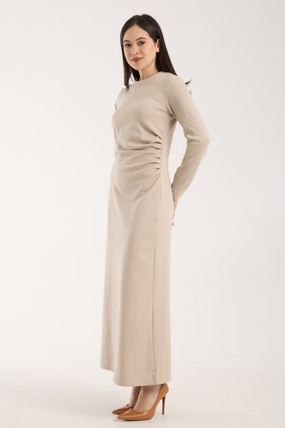 Yan Büzgülü Geniş Omuzlu Midi Elbise