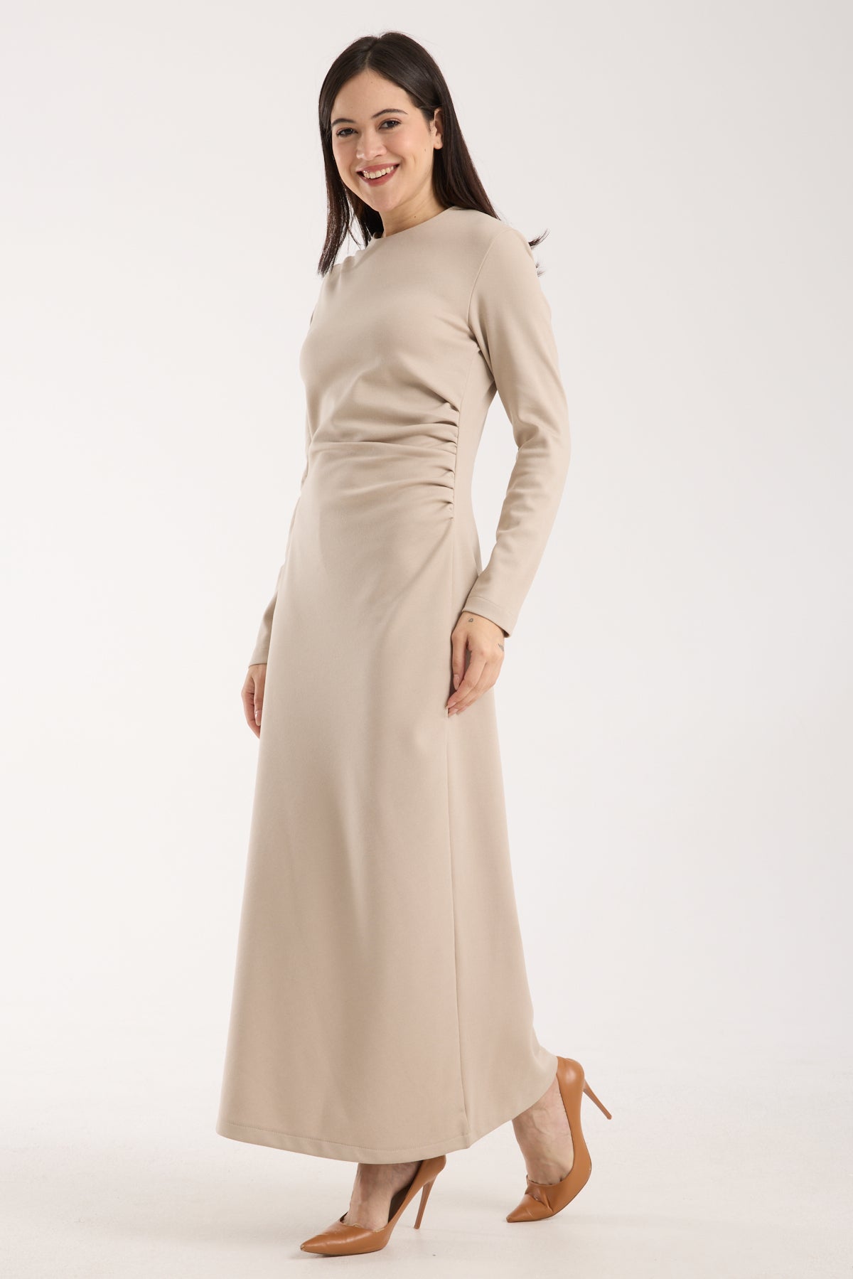 Yan Büzgülü Geniş Omuzlu Midi Elbise