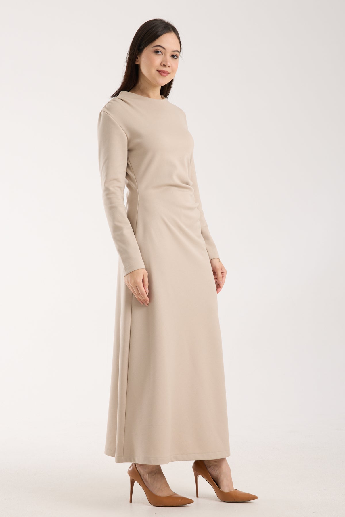 Yan Büzgülü Geniş Omuzlu Midi Elbise