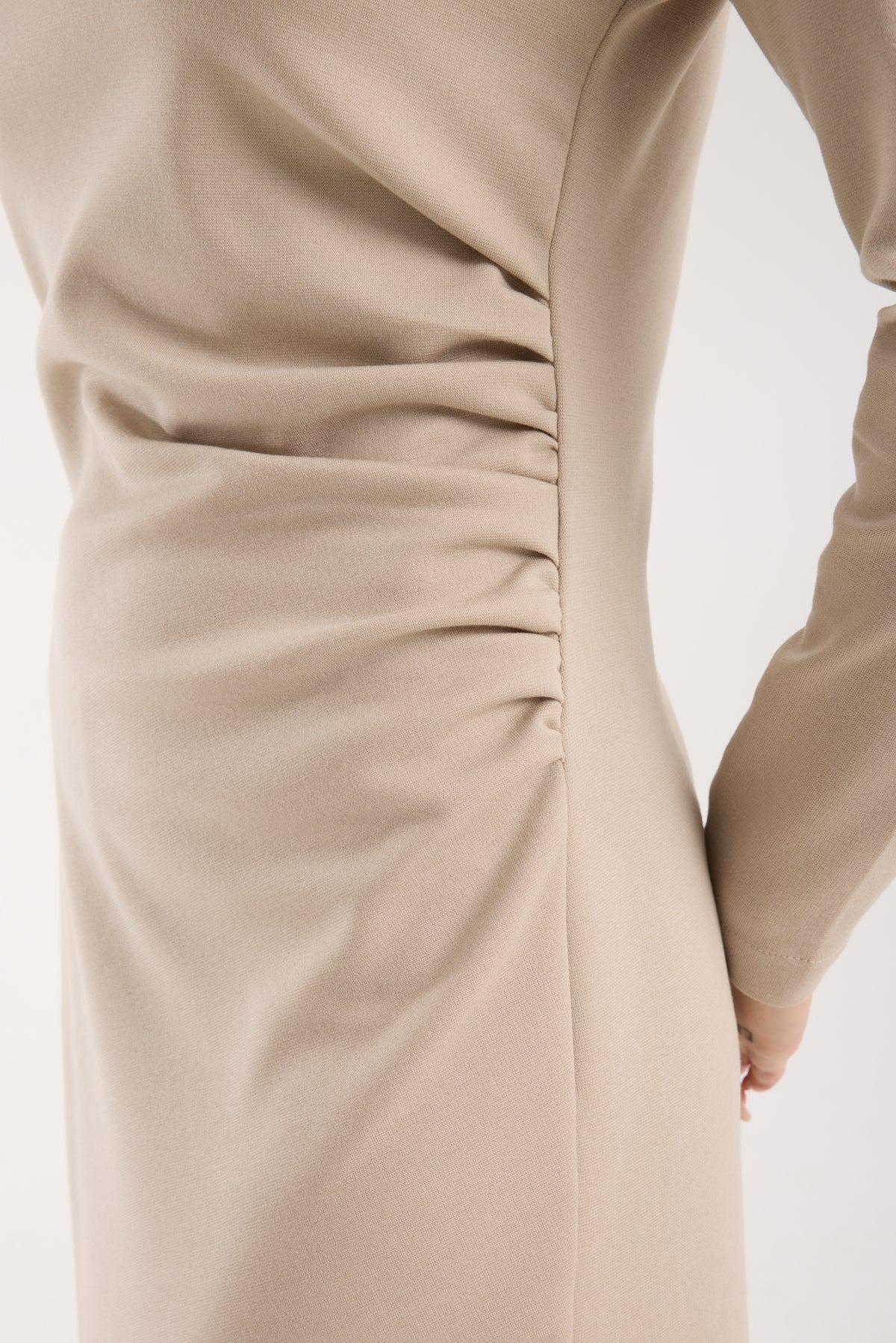 Yan Büzgülü Geniş Omuzlu Midi Elbise