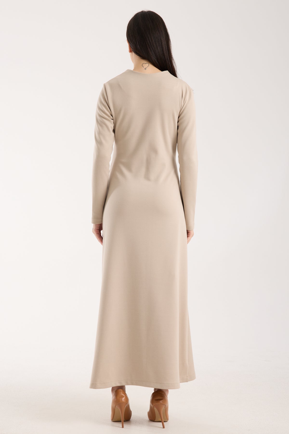 Yan Büzgülü Geniş Omuzlu Midi Elbise