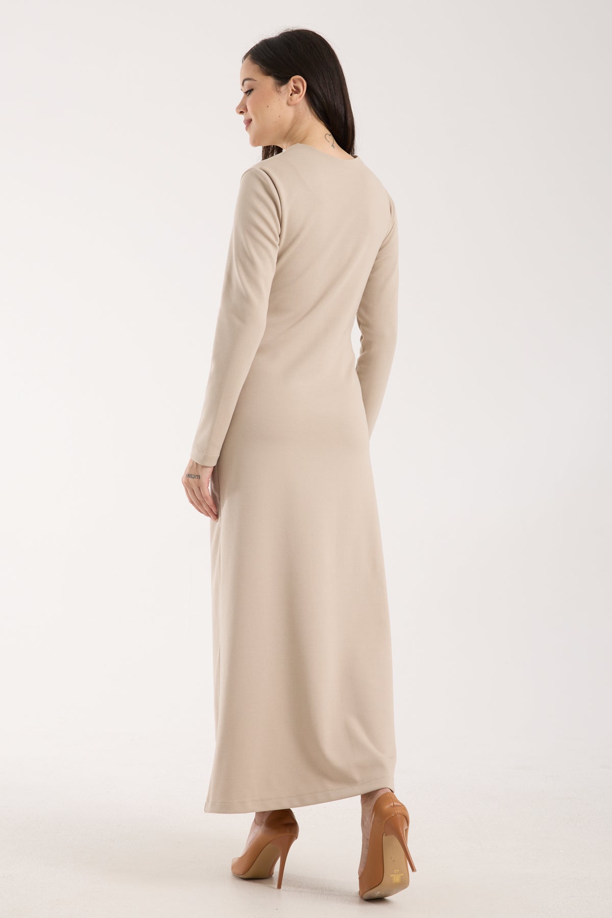 Yan Büzgülü Geniş Omuzlu Midi Elbise